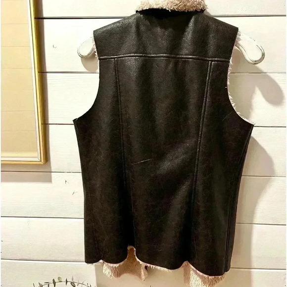 RD STYLE sleeveless faux fur faux leather jacket. size M/L ⚠️ - Picture 8 of 8